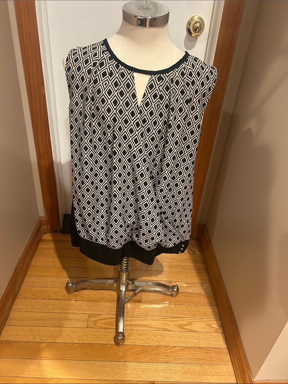 Black & White Geometric Sleeveless Blouse - Women's Top